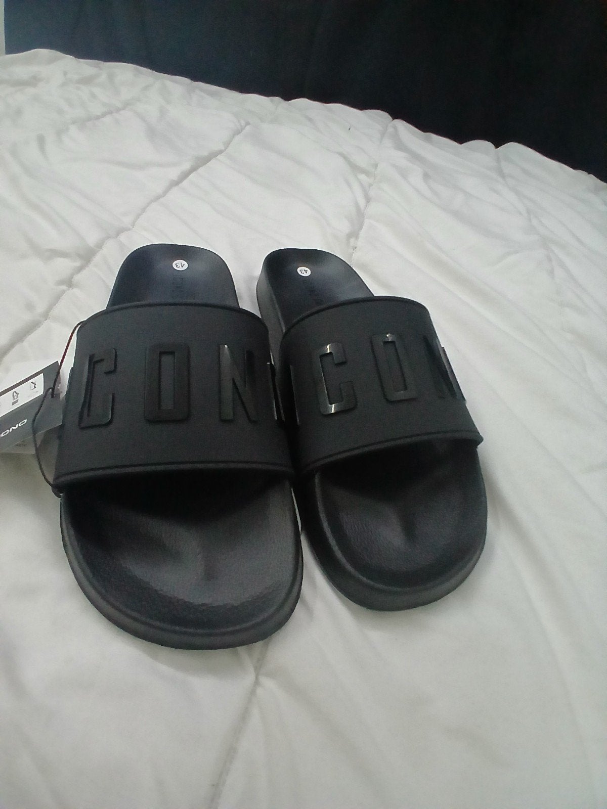 Zwarte CONCON slippers, maat 43, nieuw met label, Kleding | Heren, Schoenen, Ophalen of Verzenden, Nieuw, Zwart