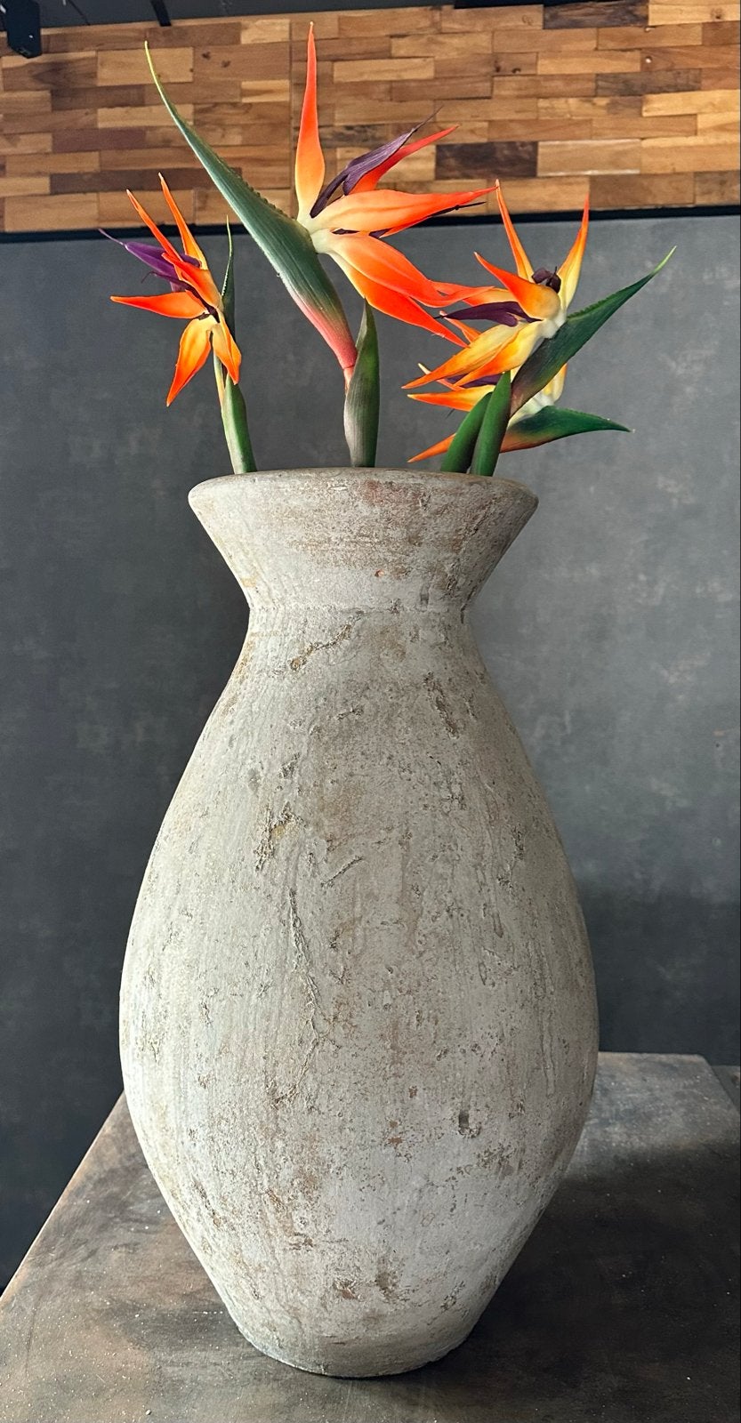 Grote decoratieve vaas met kunst Strelitzia bloemen, Ophalen