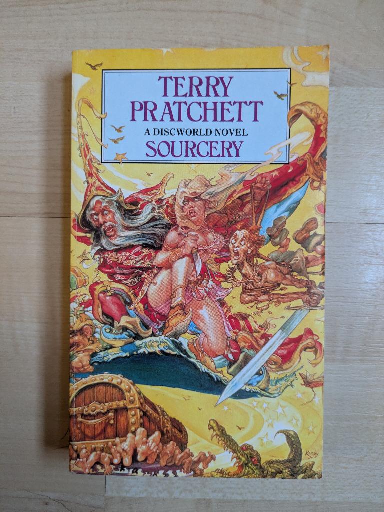 Discworld Sourcery – Terry Pratchett (Engels), Boeken, Ophalen of Verzenden, Gelezen, Terry Pratchett