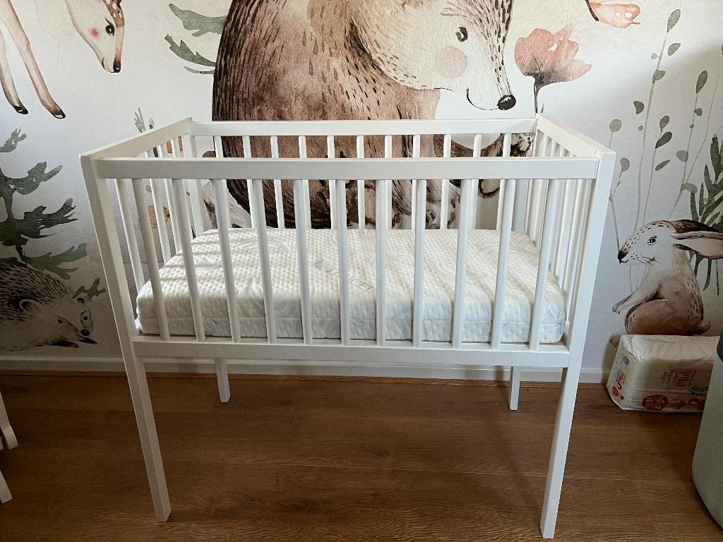 Witte wieg 80x46x80 cm + matras + topper + hoeslaken, Kinderen en Baby's, Babywiegjes en Ledikanten, Ophalen, Zo goed als nieuw