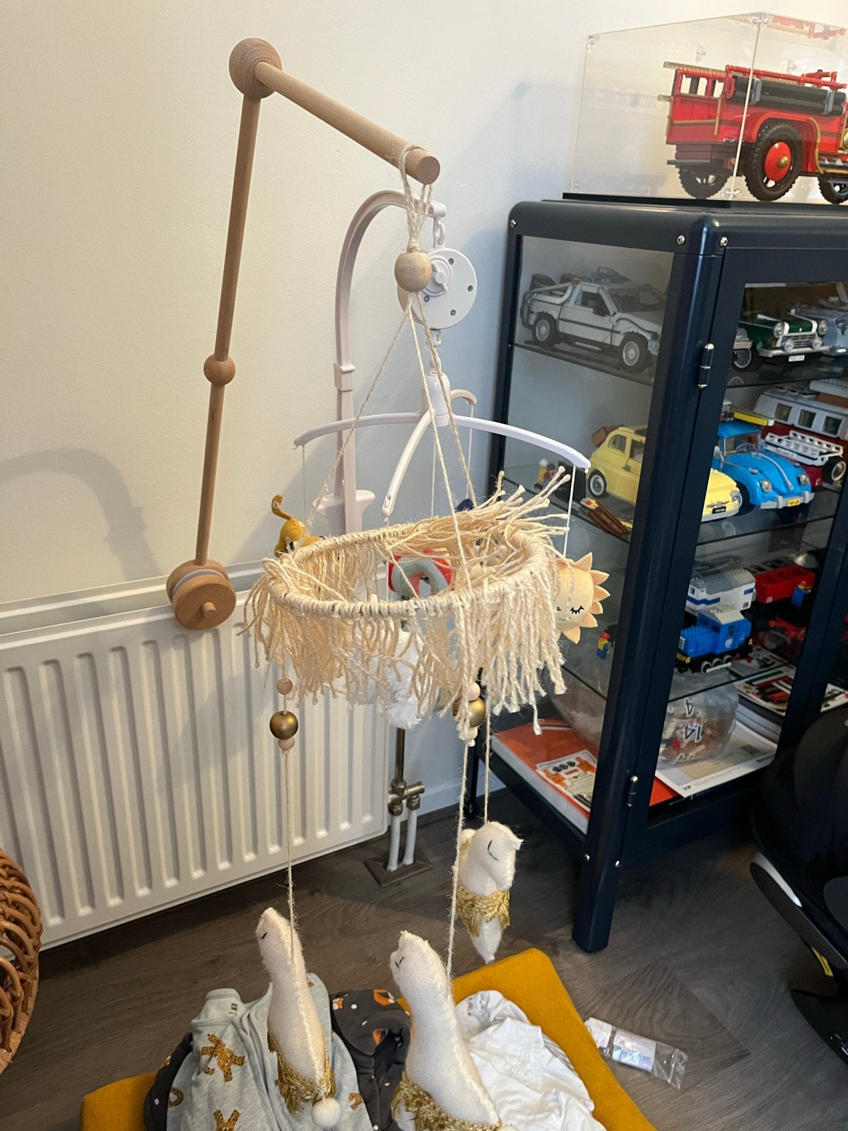 Handgemaakte Baby Mobiel met Lama's en Houten Arm, Ophalen of Verzenden, Zo goed als nieuw, Mobiel