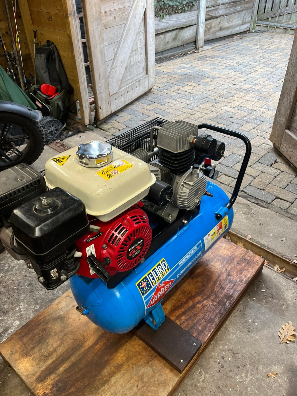 Airpress compressor 3 cilinder honda benzine motor, Doe-het-zelf en Verbouw, 25 tot 100 liter, Ophalen, Zo goed als nieuw, 400 tot 800 liter/min