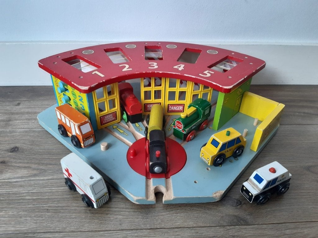 Houten Trein Remise met Treinen en Voertuigen, Ophalen of Verzenden, Gebruikt