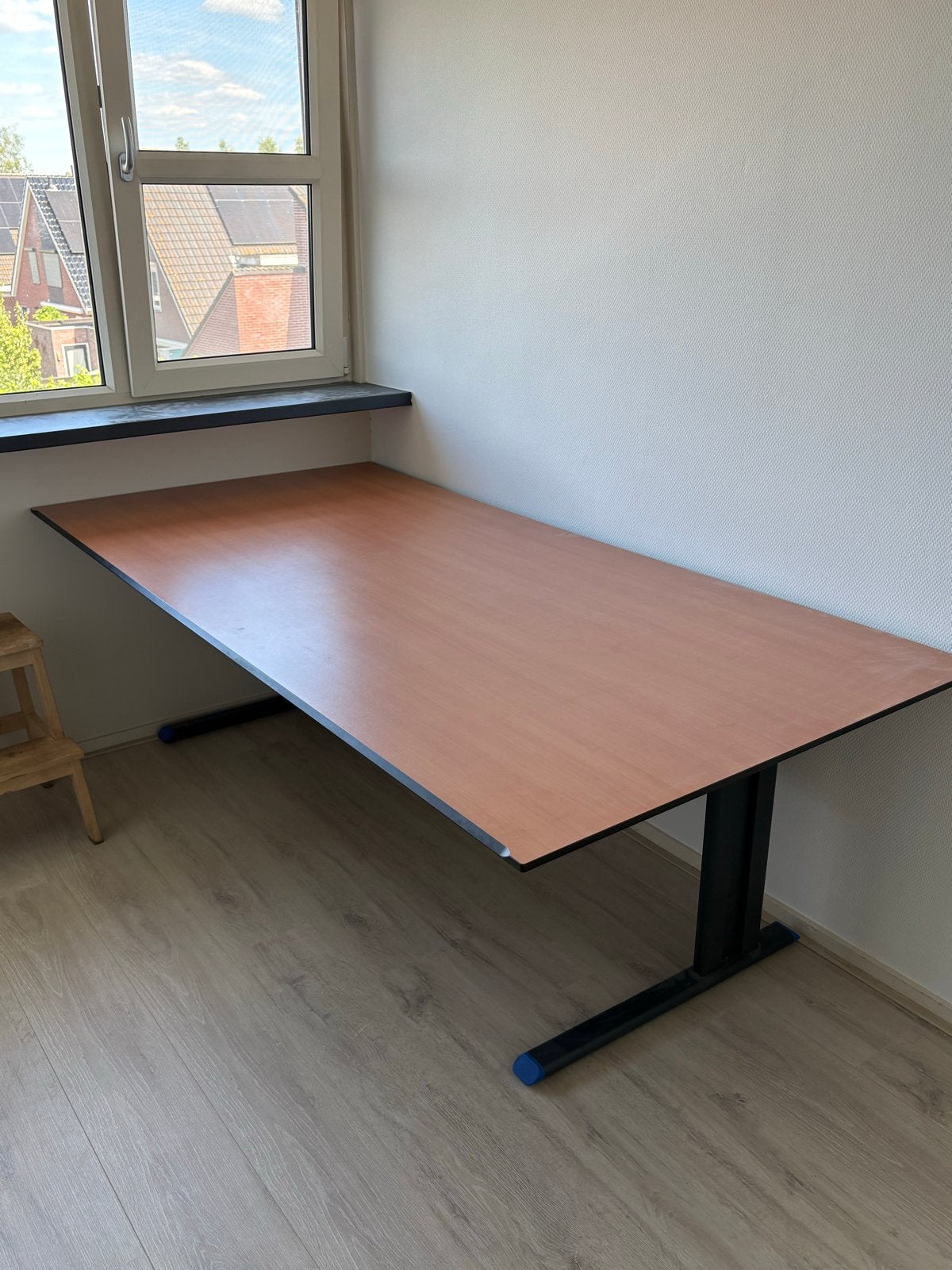 Ruim bureau met trespa blad en metalen onderstel, Ophalen, Gebruikt, Hout, Bruin