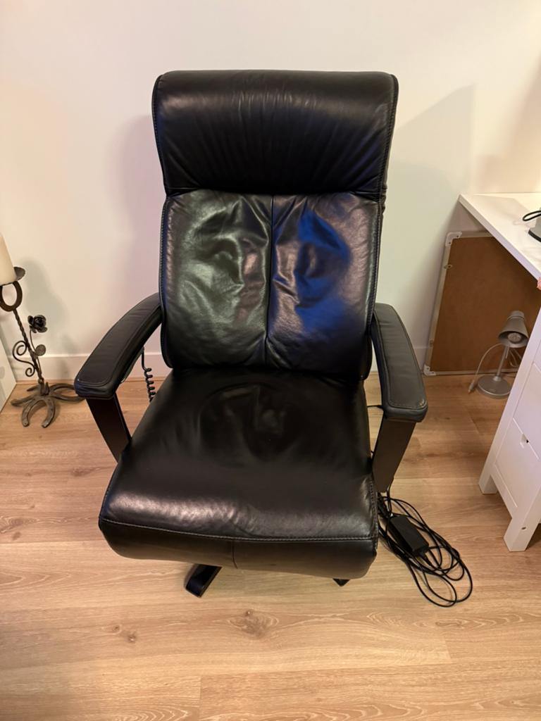 Sta-op Fauteuil Stockholm Leer Black | Elektrisch | New€5146, Ophalen, Gebruikt, 75 tot 100 cm, Modern
