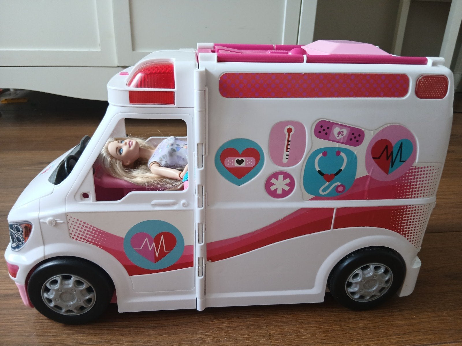 Barbie ziekenhuisauto met sirene, Kinderen en Baby's, Speelgoed | Poppenhuizen, Ophalen, Zo goed als nieuw, Toebehoren