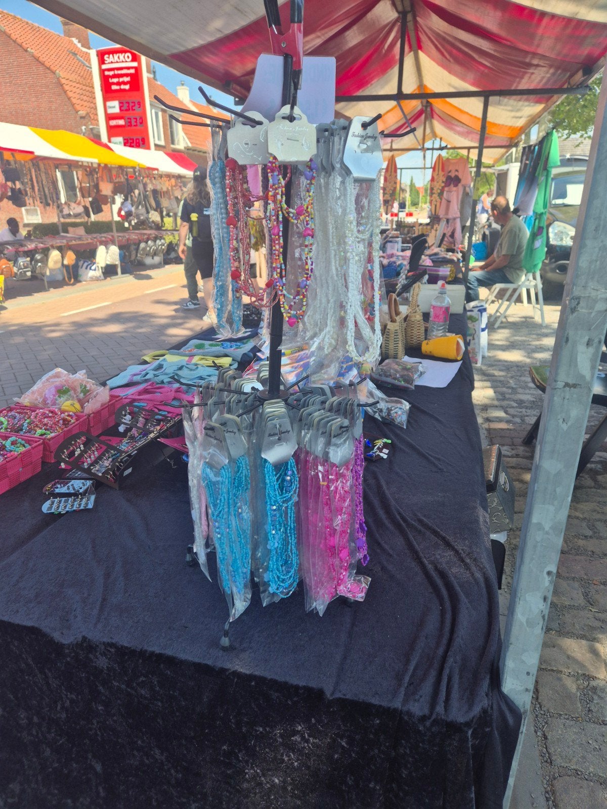 Display met circa 100 kindersetjes sieraden, Ophalen, Nieuw, Overige kleuren