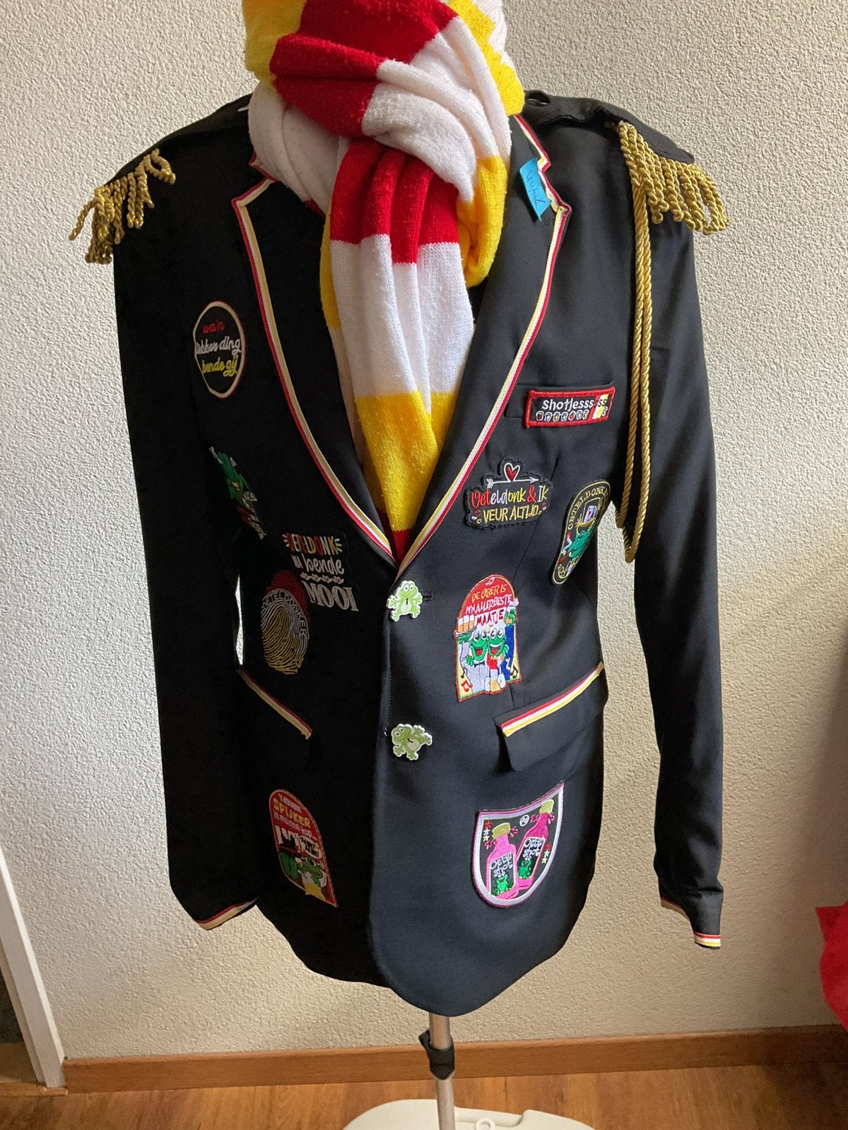 Oeteldonk carnaval herenjas maat S nieuw, Kleding | Heren, Carnavalskleding en Feestkleding, Carnaval, Nieuw, Ophalen of Verzenden