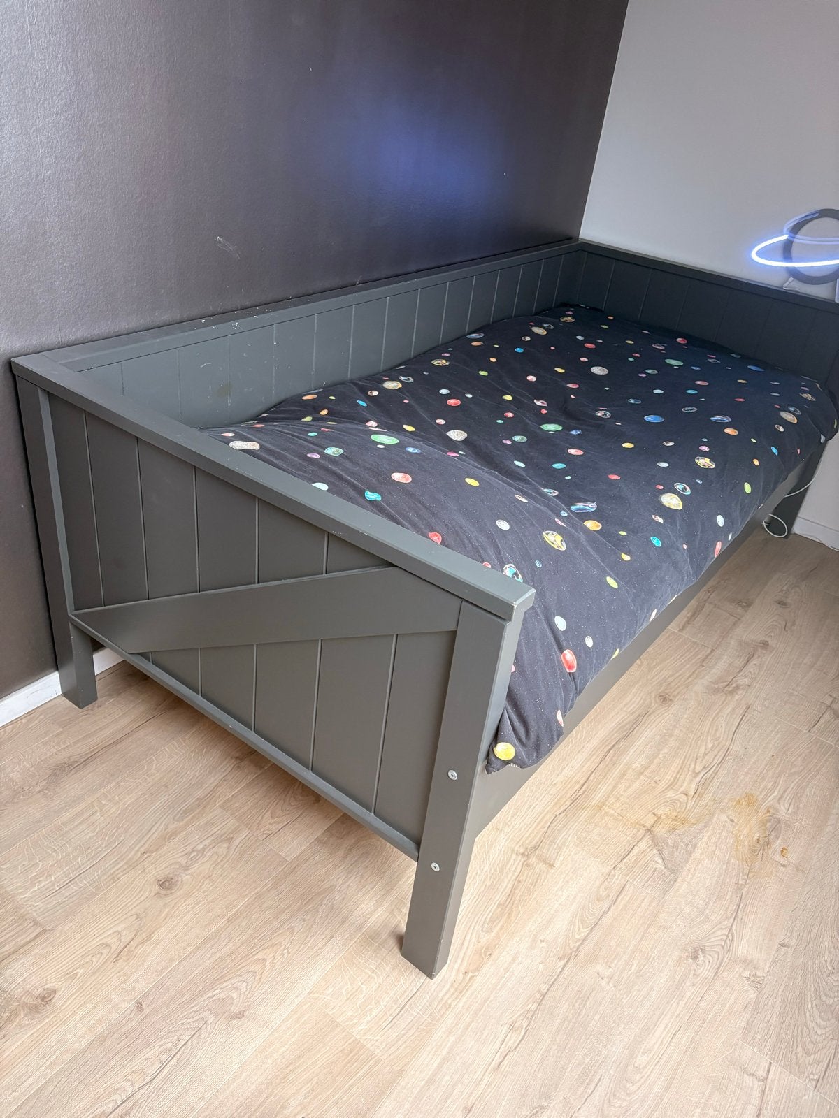 Grijs vt wonen eenpersoonsbed met lattenbodem, Ophalen, Gebruikt, 90 cm, Eenpersoons