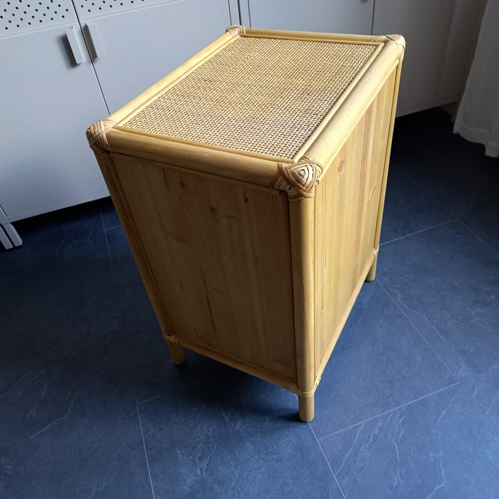 Nieuwstaat rotan/bamboe nachtkastje mag weg voor €50,-! 🍀, Ophalen, Overige materialen, 55 tot 70 cm, Zo goed als nieuw