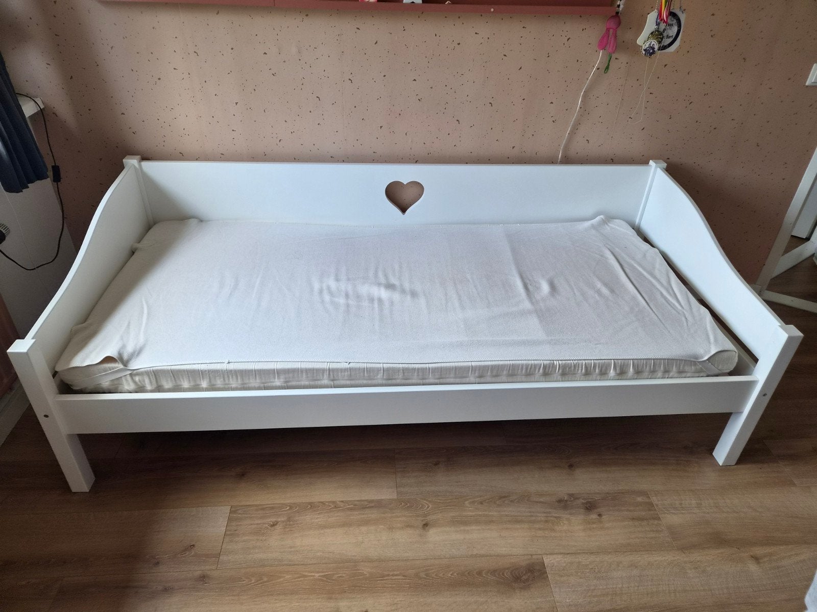 Wit meisjesbed met hartje + biologisch matras 90x200, Ophalen, Gebruikt, 90 cm, Eenpersoons