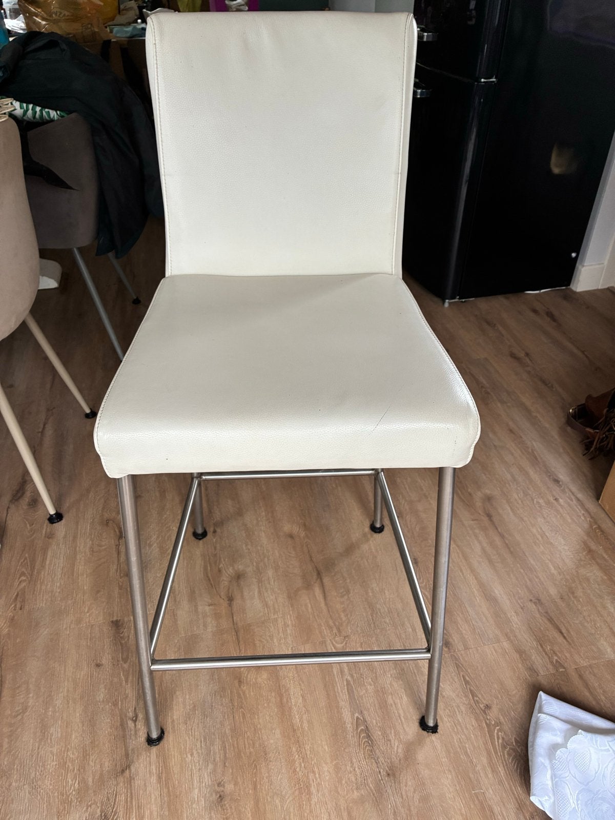 Crèmekleurige barkruk met metalen onderstel (twee stuks), Huis en Inrichting, Gebruikt, Met voetsteun, 60 tot 90 cm, Ophalen of Verzenden