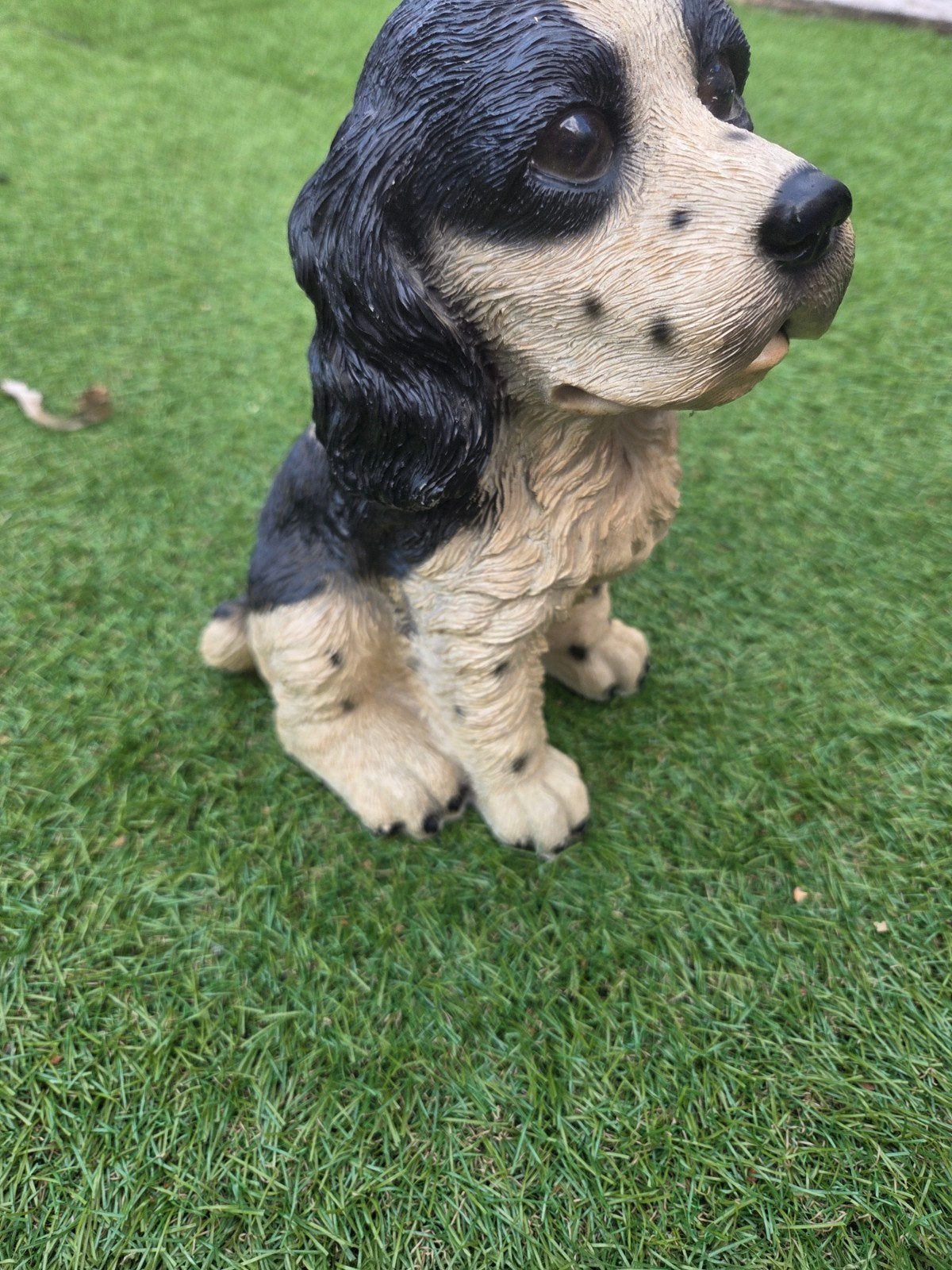 Leuke puppy tuinbeeld - Cocker Spaniël, Ophalen of Verzenden, Gebruikt, Kunststof, Dierenbeeld