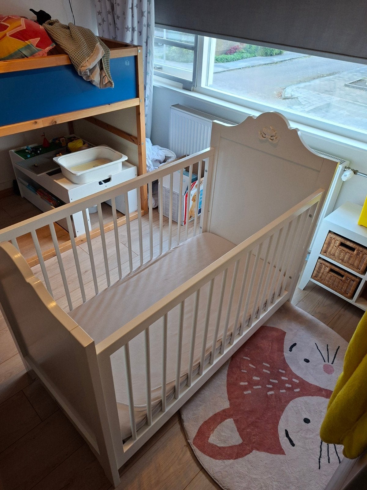 Wit houten babybedje met sierlijke details  Bobita, Ophalen, Gebruikt, Matras
