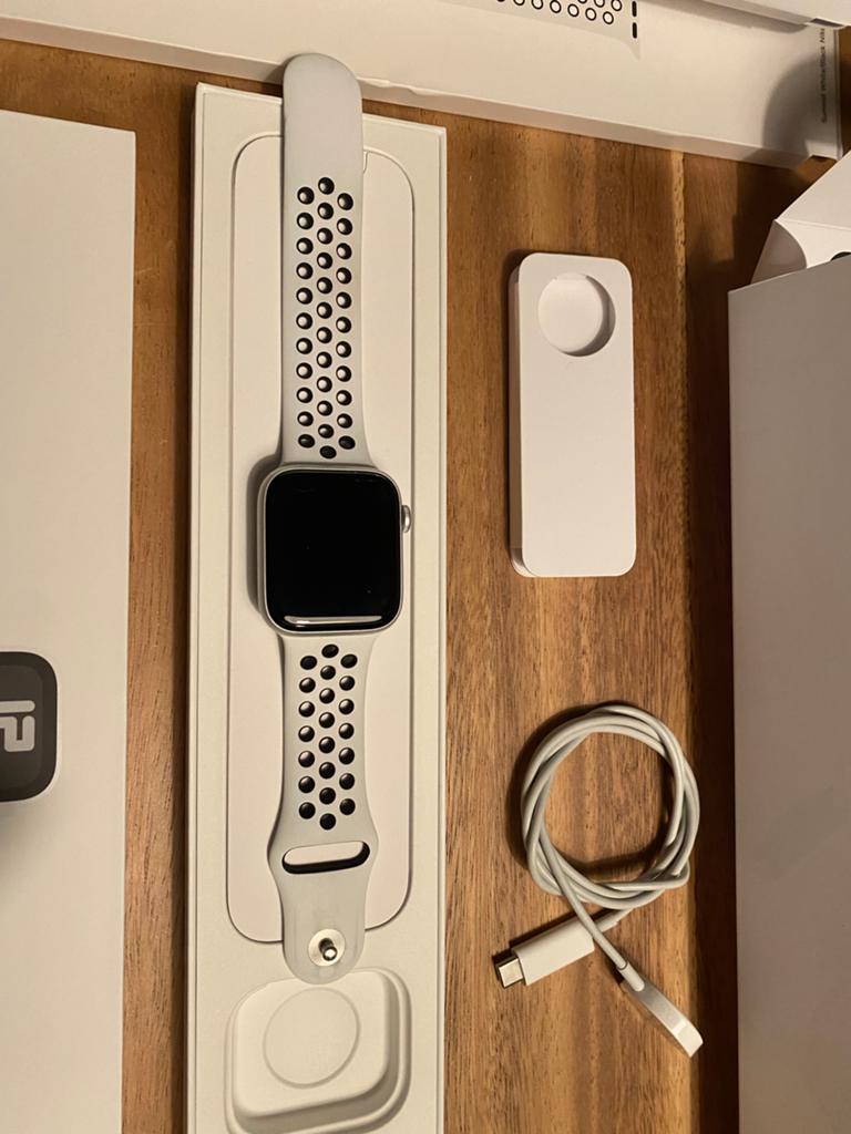 Apple Watch Nike Series 7 GPS 45mm Zilver Aluminium, Sieraden, Tassen en Uiterlijk, Smartwatches, IOS, Ophalen of Verzenden, Waterdicht