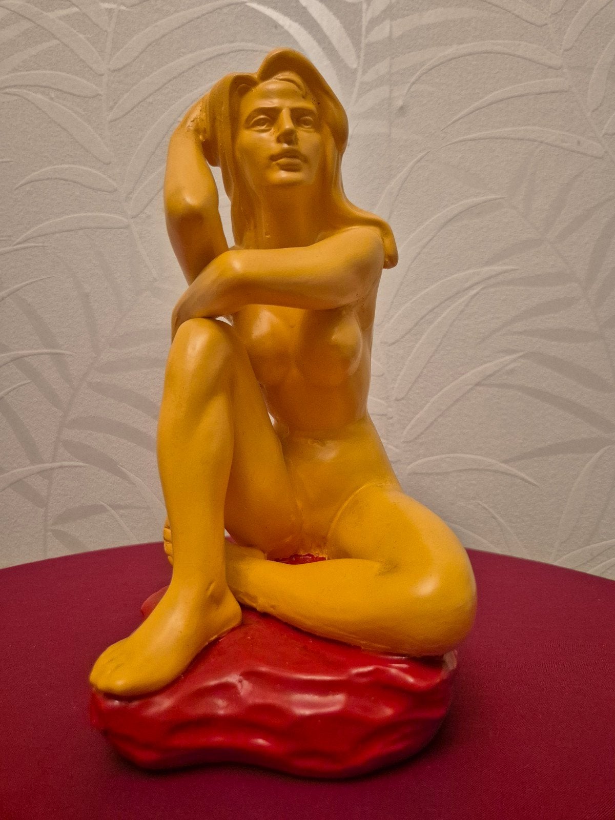 Gele sculptuur van zittende vrouw op rode sokkel, Ophalen of Verzenden