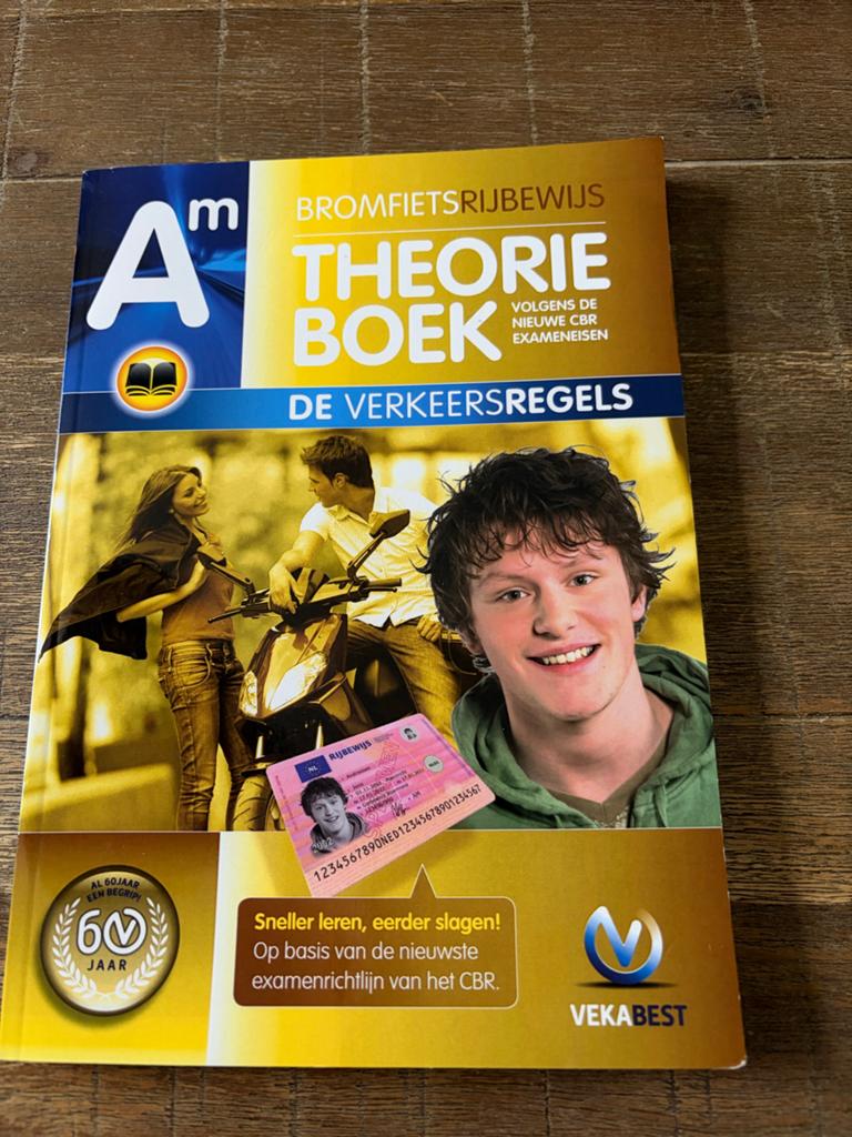 Theorieboek scooter brommer + 10 oefenexamens, Ophalen of Verzenden, Nieuw, Overige niveaus