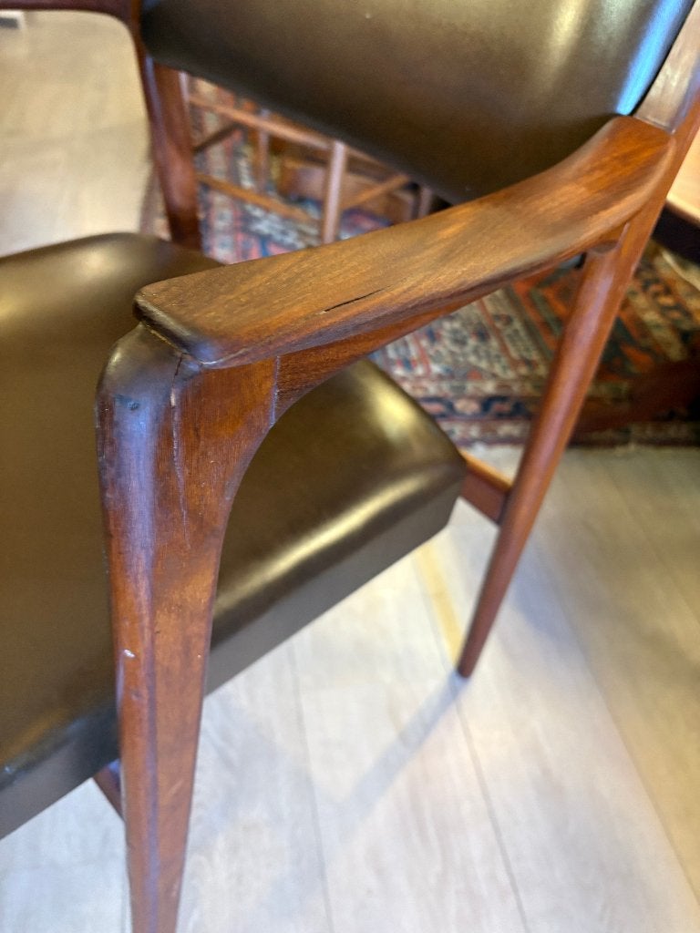 Mid-century Armstoel van Teakhout met donkerbruin skai., Ophalen