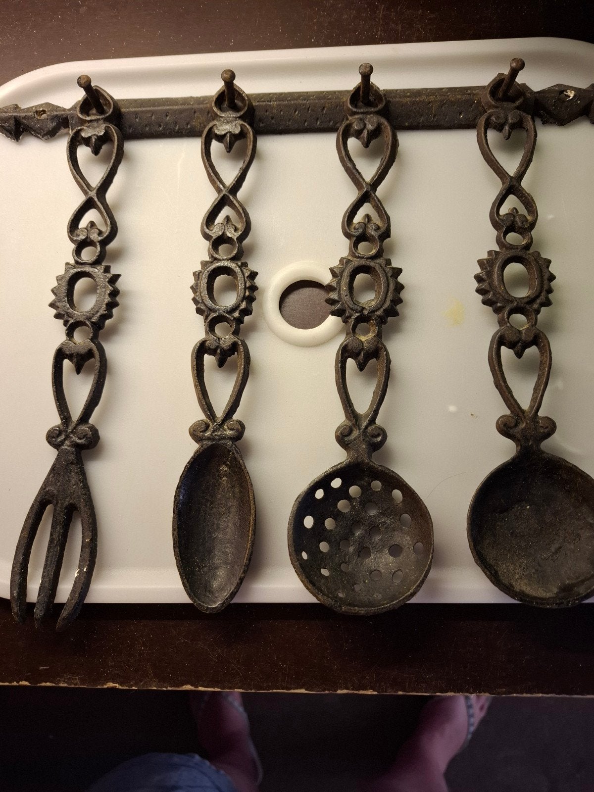 Antieke gietijzeren keukengerei set met rek, Antiek en Kunst, Ophalen of Verzenden