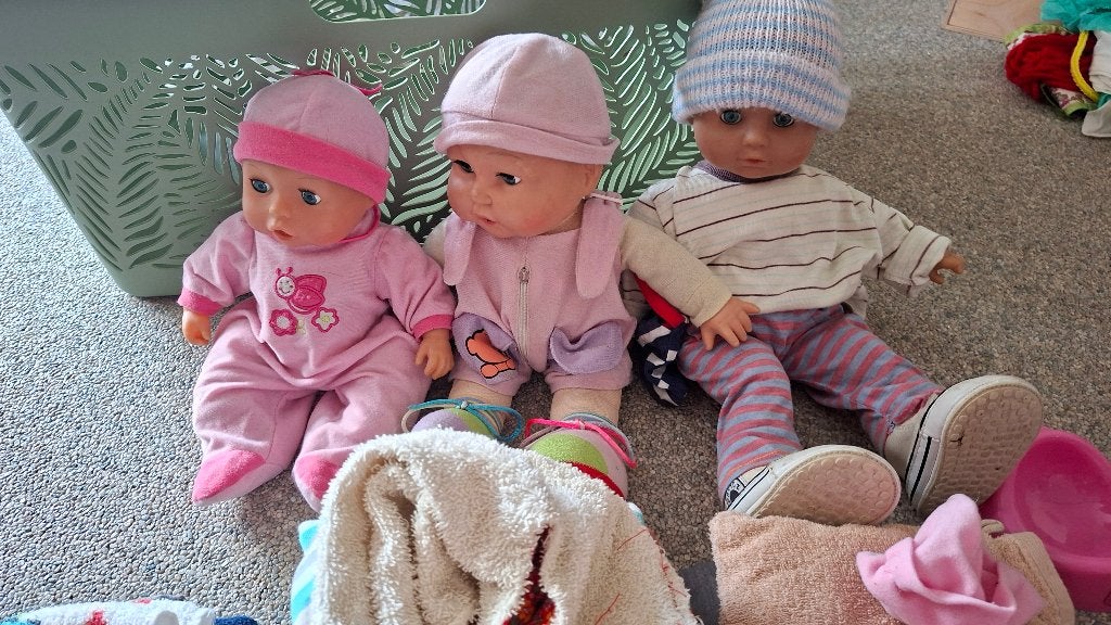 Set met poppen, kleding, slaapzakken en draagzak, Kinderen en Baby's, Speelgoed | Poppen, Ophalen, Gebruikt, Babypop