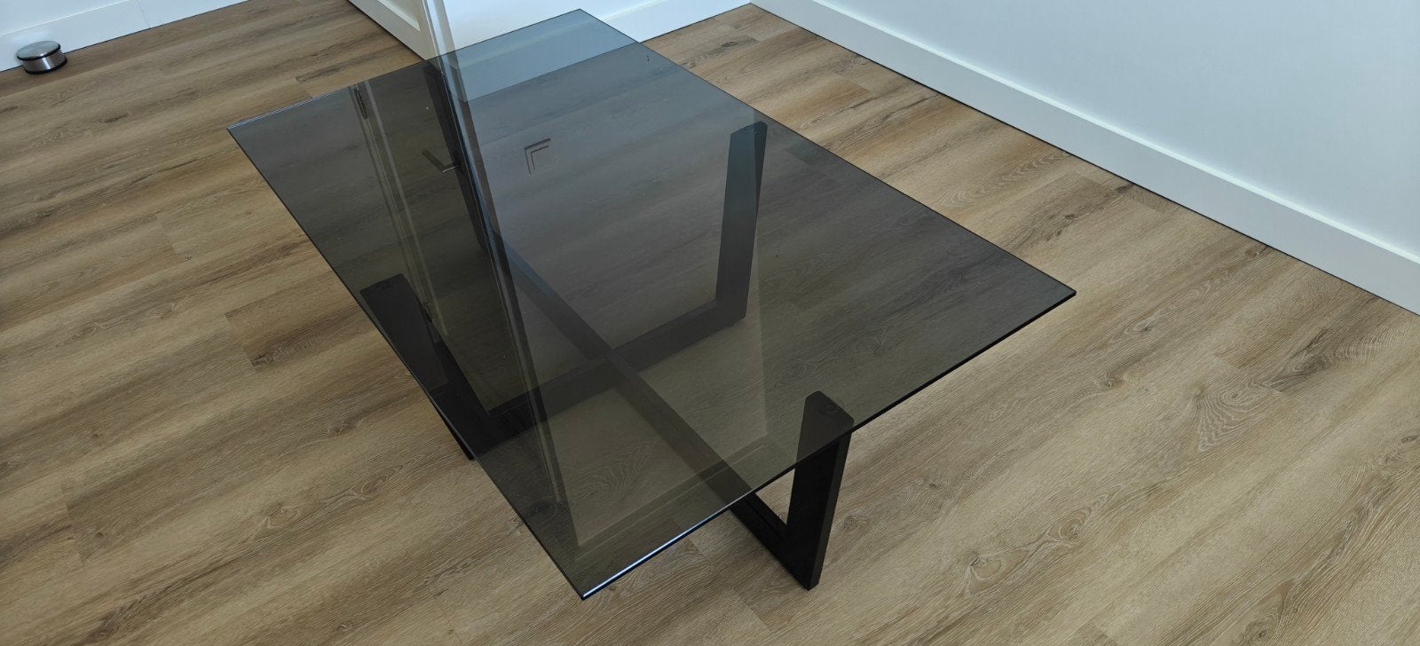 Moderne glazen salontafel met metalen frame., Ophalen, 100 tot 150 cm, 50 tot 100 cm, Zo goed als nieuw