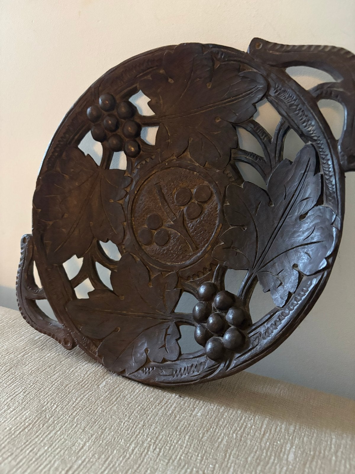 Antieke houten schaal met druivenmotief, Ophalen of Verzenden
