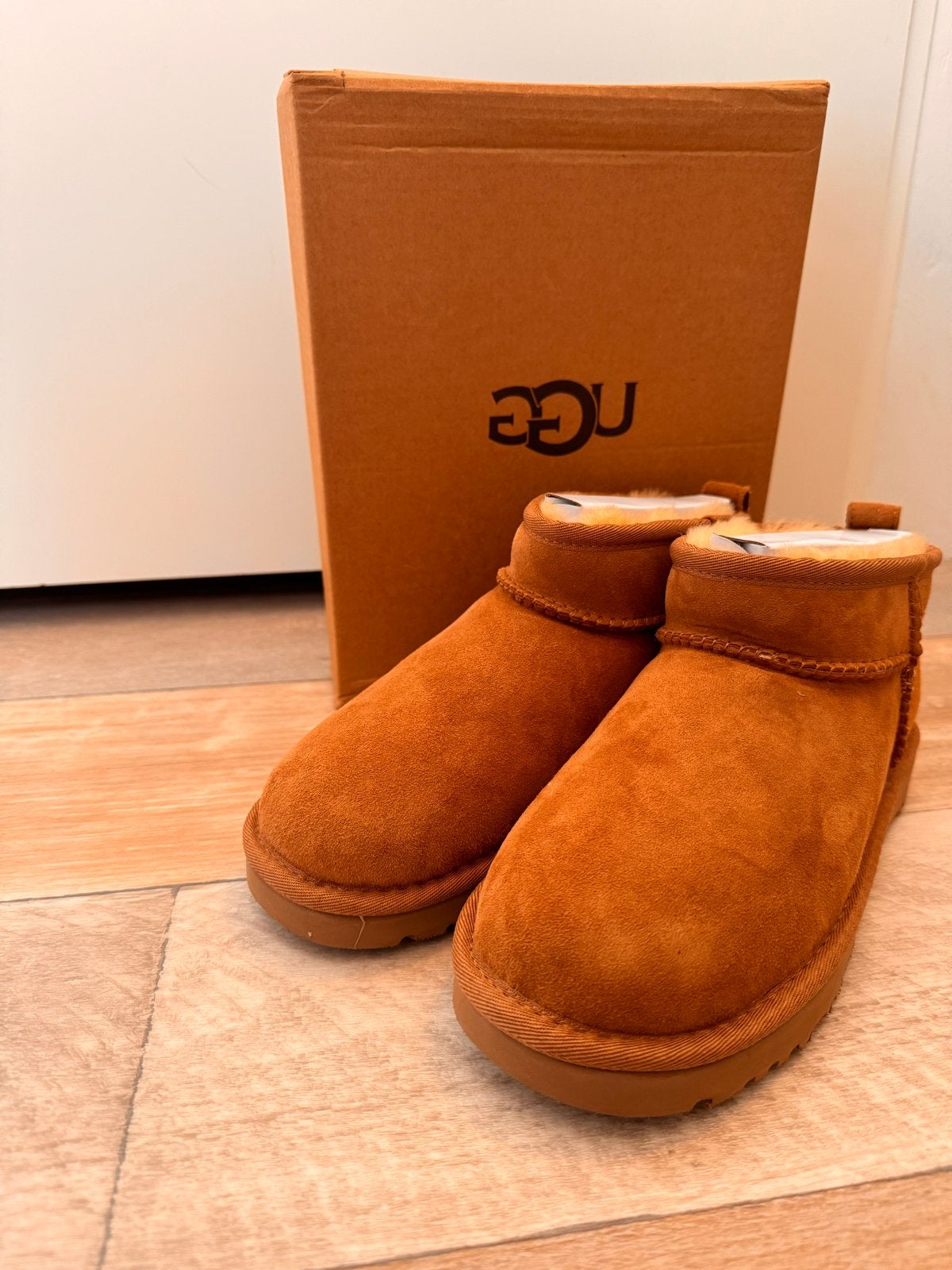 UGG Ultra Mini Classic Chestnut Maat 38!NIEUW!, Kleding | Dames, Schoenen, Bruin, Lage of Enkellaarzen, Nieuw, Ophalen of Verzenden