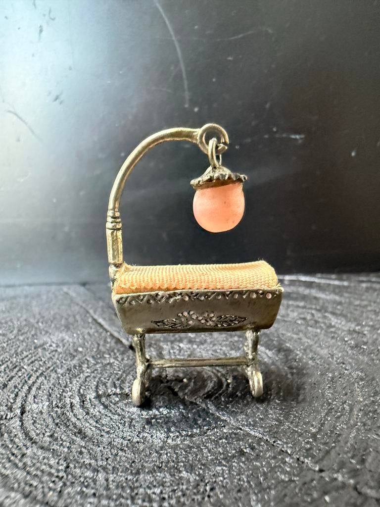 Vintage Zilveren Miniatuur Wiegje met Roze Dekentje, Ophalen of Verzenden, Zilver