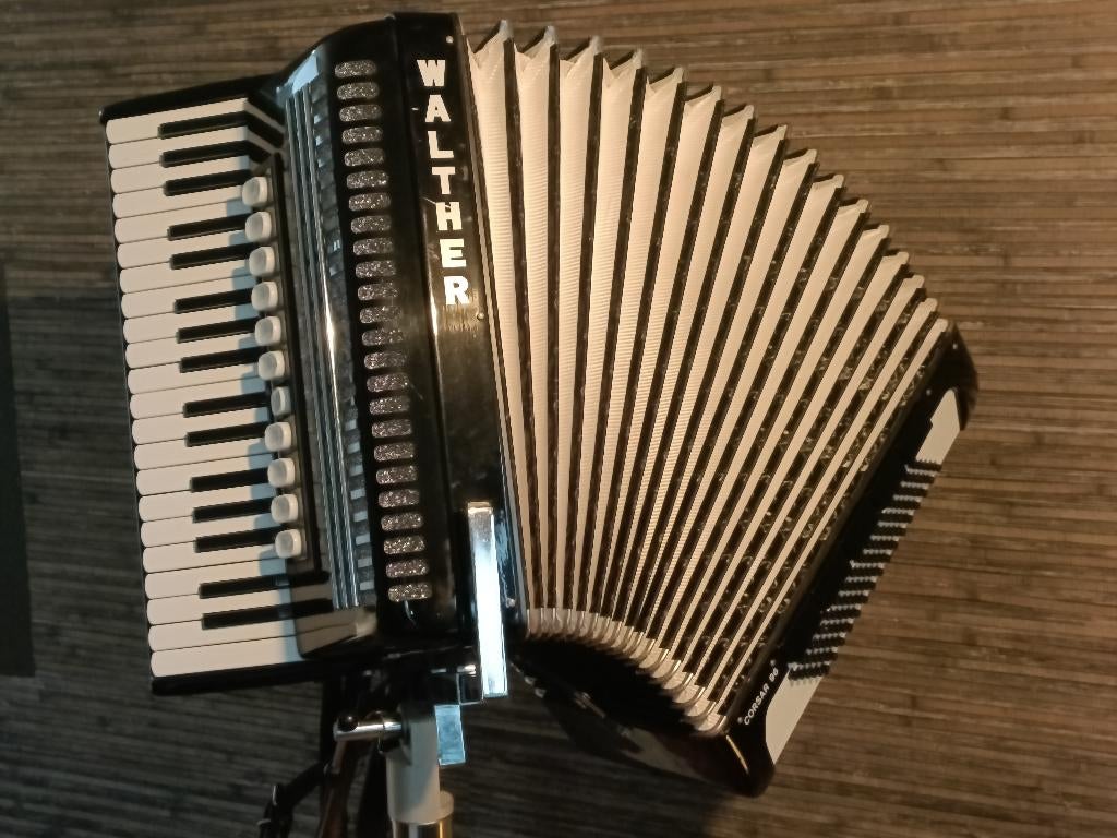 ACCORDEON "Walther Corsar 96" met standaard !, Met koffer, Zo goed als nieuw, 96-bas, Weltmeister