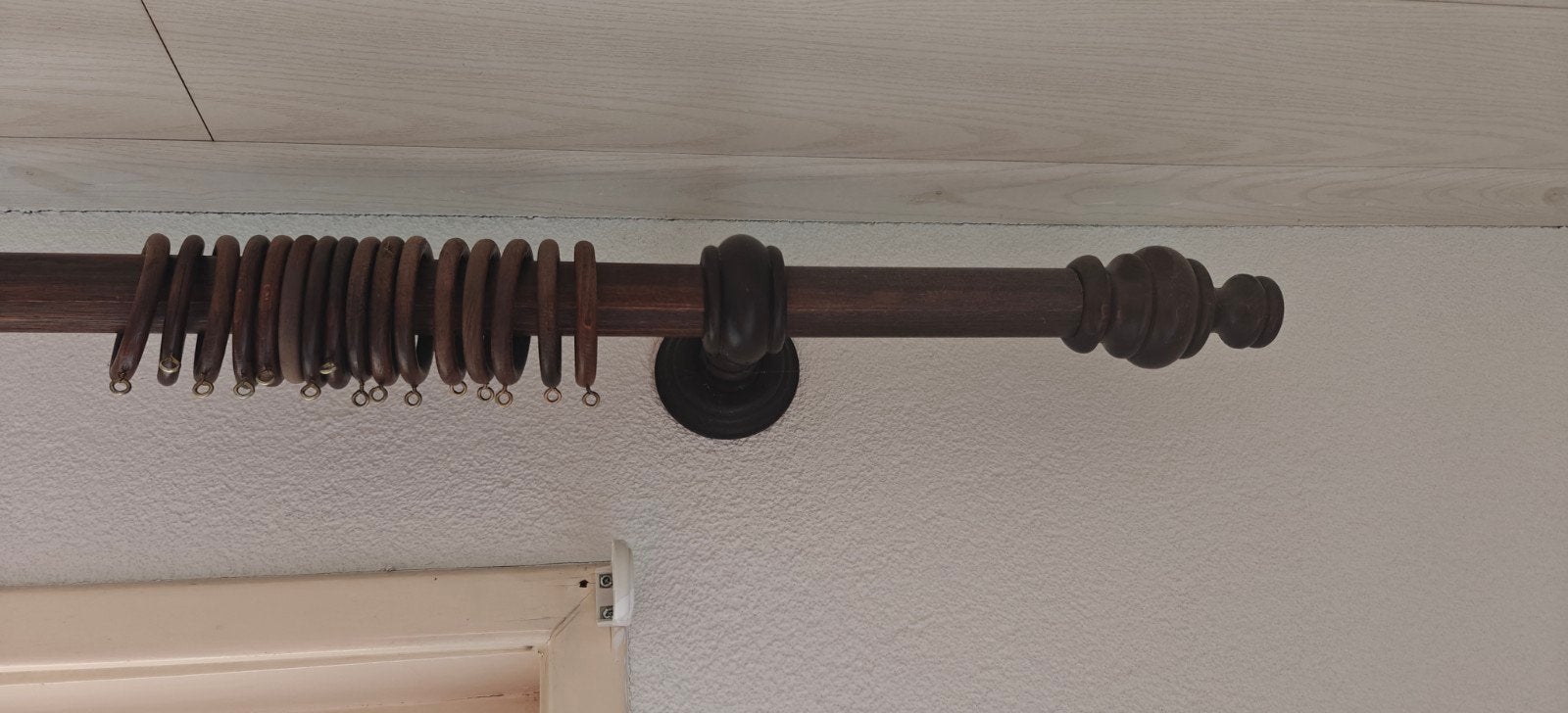 2 Houten gordijnroedes met ringen - 238 en 108 cm breed, Met ringen, Gebruikt, Bruin, Hout