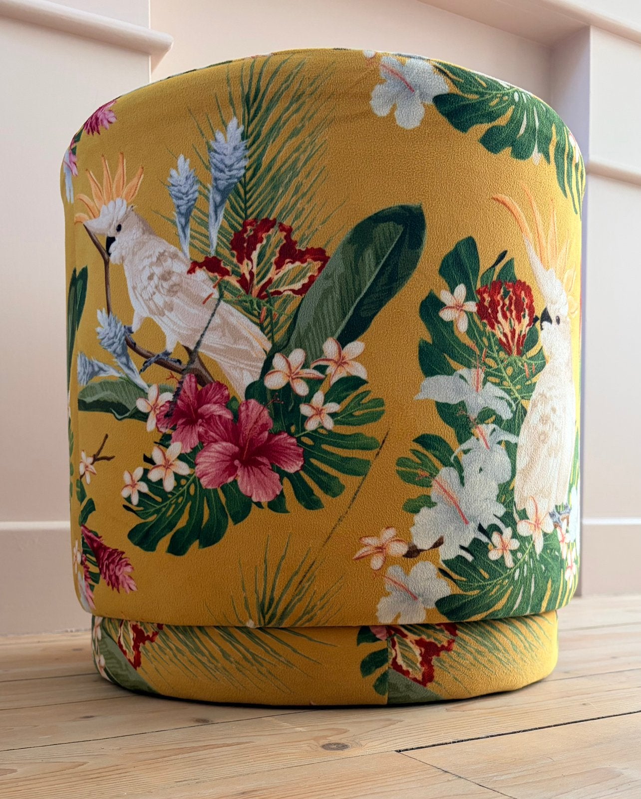 Ronde poef 40x40 cm geel/oker met tropische print, Huis en Inrichting, Banken | Voetenbanken en Poefen, Ophalen, Minder dan 50 cm