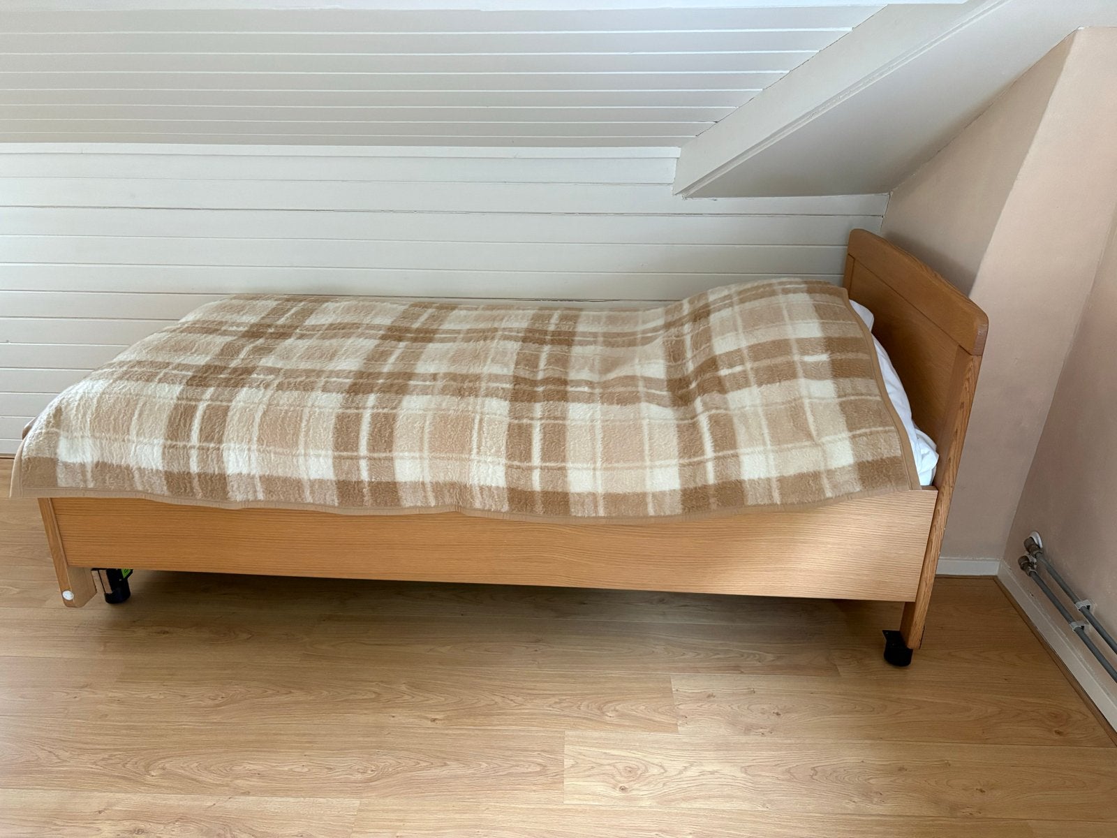 Auping eenpersoons verstelbaar bed met afstandsbediening, Ophalen, 90 cm, Eenpersoons, Bruin