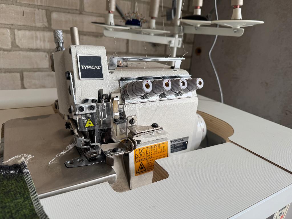 Lockmachine Typical GN894D, Hobby en Vrije tijd, Naaimachines en Toebehoren, Nieuw, Lockmachine, Overige merken, Industrieel, Ophalen