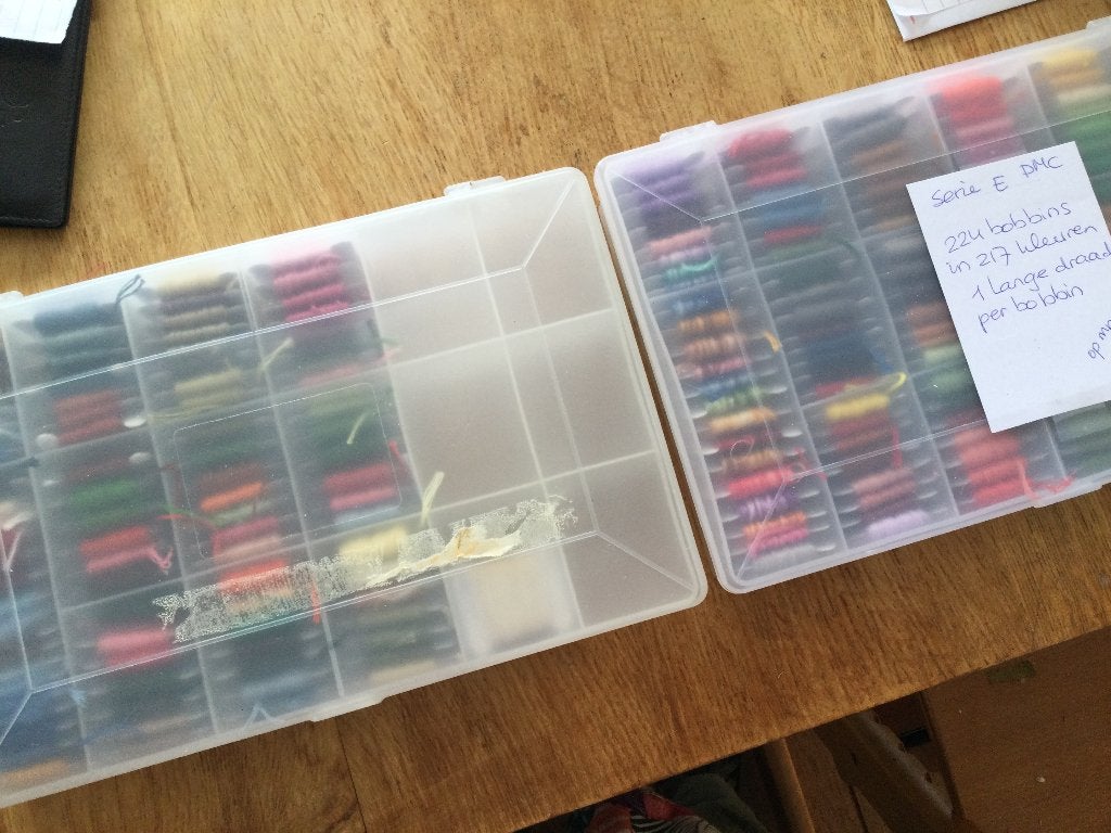 Doos DMC garen op bobbins, Ophalen of Verzenden, Nieuw, Handborduren, Borduurgaren of Zijde