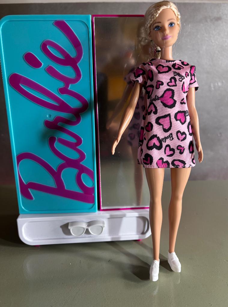 Barbie met haar kledingkast, Kinderen en Baby's, Speelgoed | Poppen, Verzenden, Zo goed als nieuw, Barbie