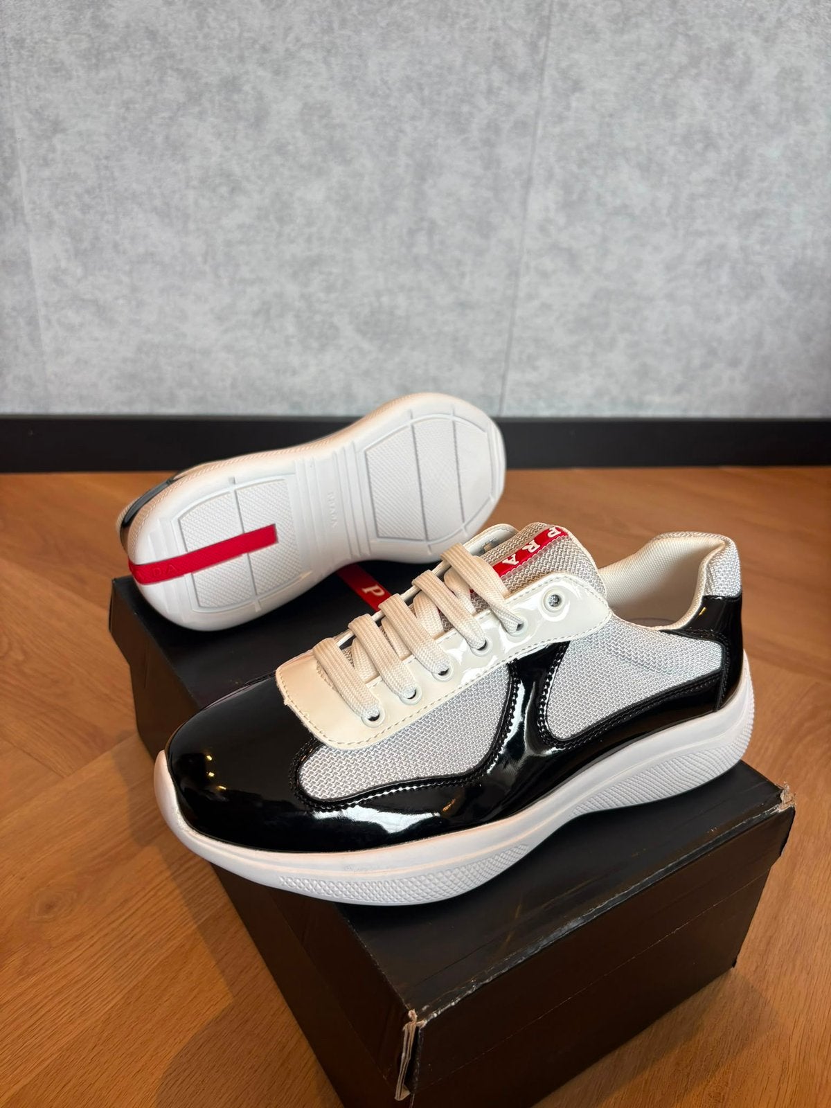 Prada cups 40 tot 45, Ophalen of Verzenden, Zo goed als nieuw, Zwart