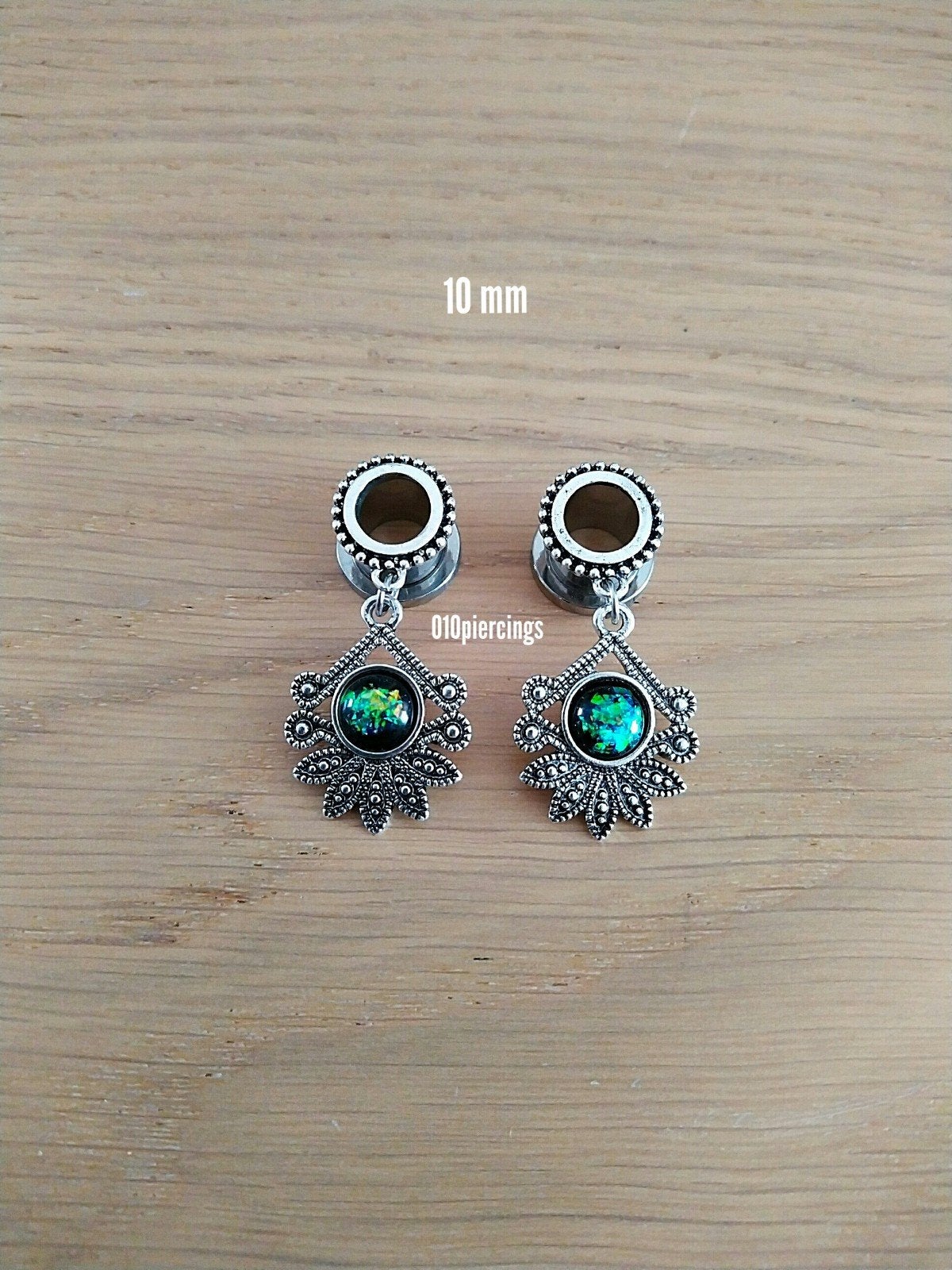 Nieuwe tunnels. Staal. Met hanger. Groene steen. 10 mm., Ophalen of Verzenden, Zo goed als nieuw, Staal, Oor- of Traguspiercing