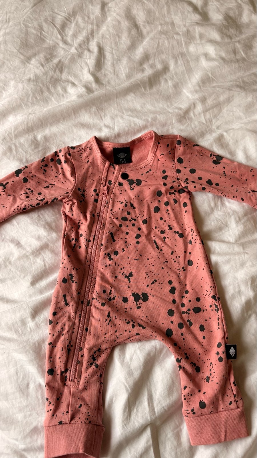 Roze baby jumpsuit met spetters - maat 56, Ophalen of Verzenden, Zo goed als nieuw, Jongetje of Meisje, Pakje