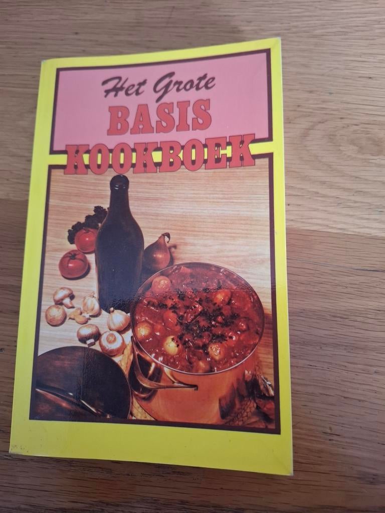 Vintage Kookboek: Het Grote Basis Kookboek (Jaren '70/'80), Gelezen, Hoofdgerechten, Yvonne Wildschut en Nora Smit, Ophalen of Verzenden