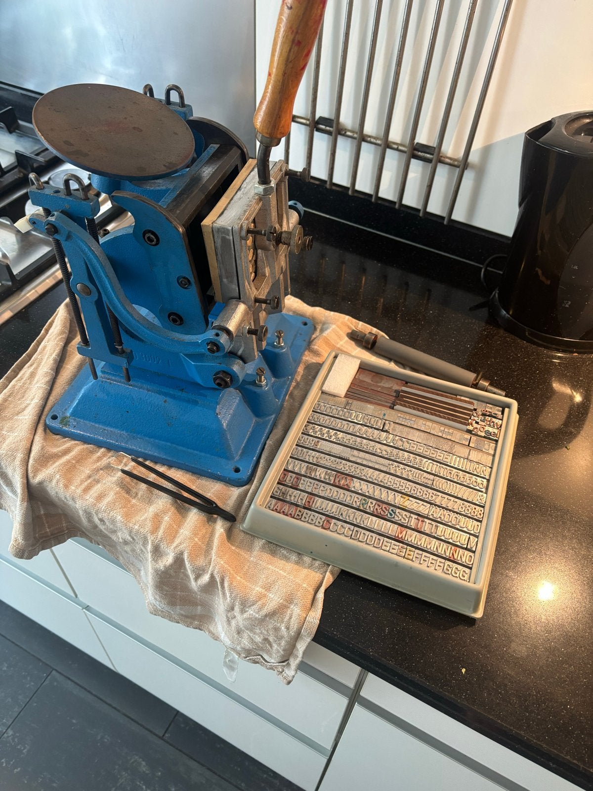 Vintage drukpers met letters en verfroller, Ophalen of Verzenden