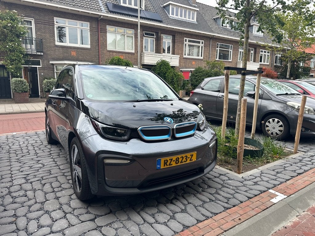 BMW i3 170pk Aut 2018 Mineralgrijs/zwart met alarmsysteem, Auto's, Automaat, 4 stoelen, 43 €/maand, Origineel Nederlands