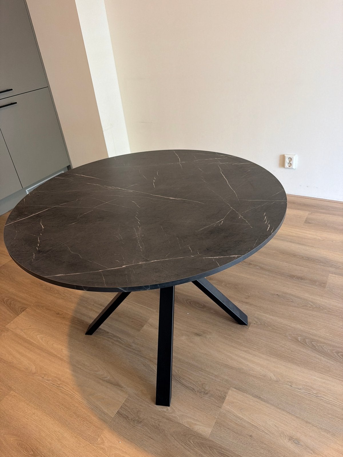 Ikea Mariedamm tafel zwart marmerpatroon 105 cm, Ophalen, Overige materialen, 100 tot 150 cm, Rond