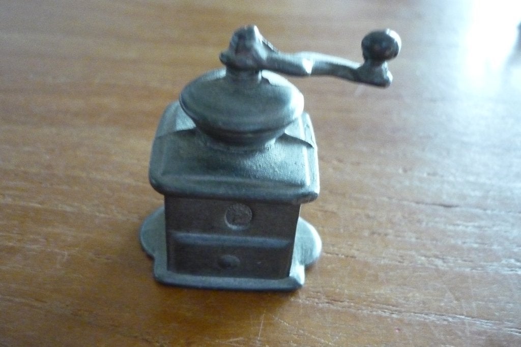 Miniatuur tinnen '' KOFFIEMOLEN '' voor in de letterbak., Antiek en Kunst, Ophalen