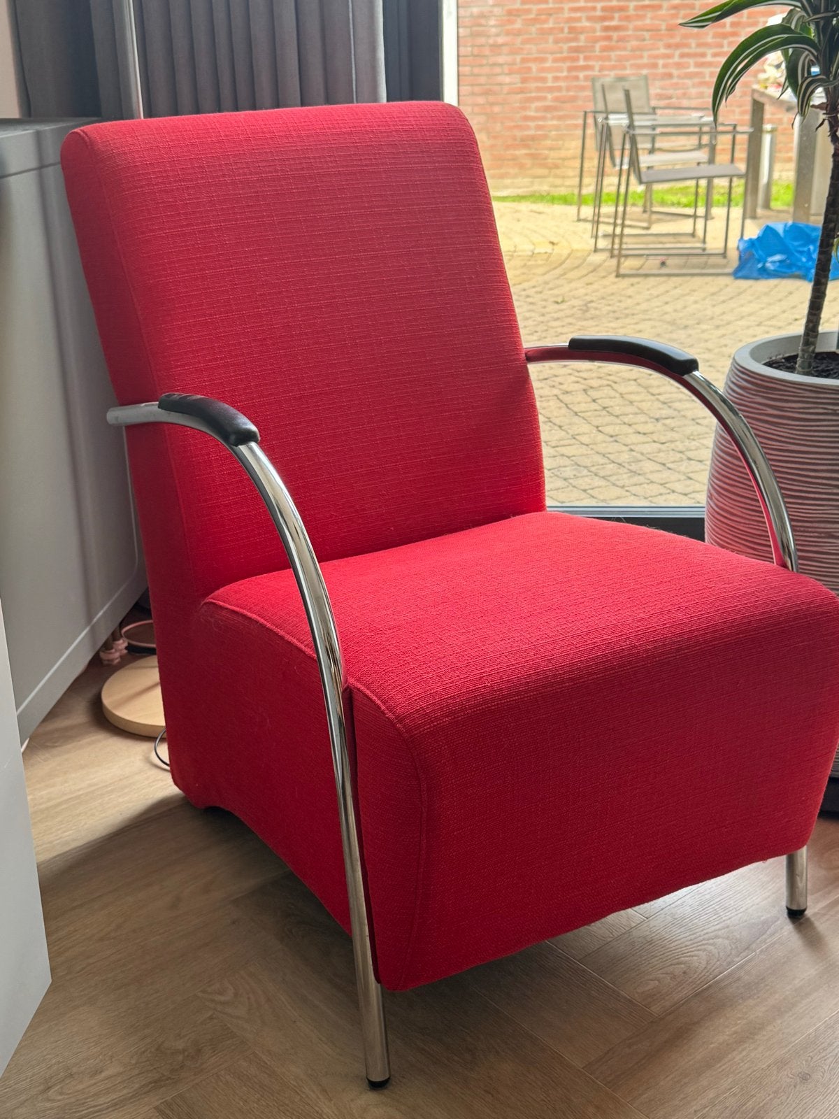 Moderne rode fauteuil met chromen frame, Gebruikt, 75 tot 100 cm, Ophalen of Verzenden, Metaal