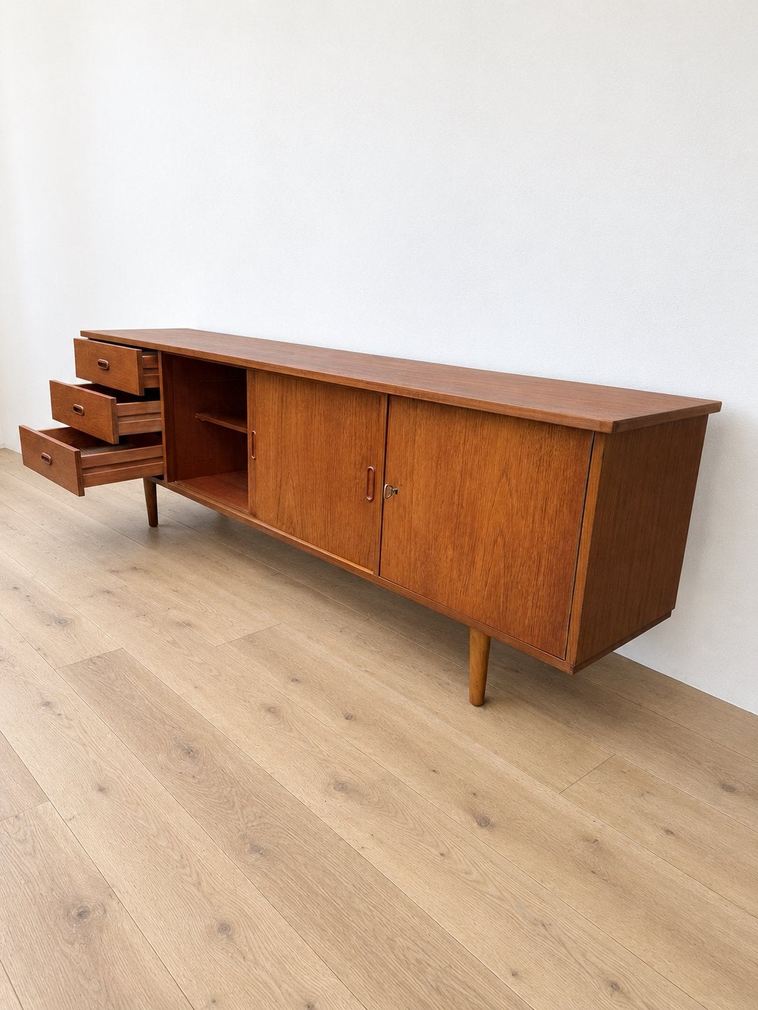 Vintage Mid-Century dressoir – 200 cm breed, 150 tot 200 cm, Vintage, Ophalen of Verzenden, Zo goed als nieuw