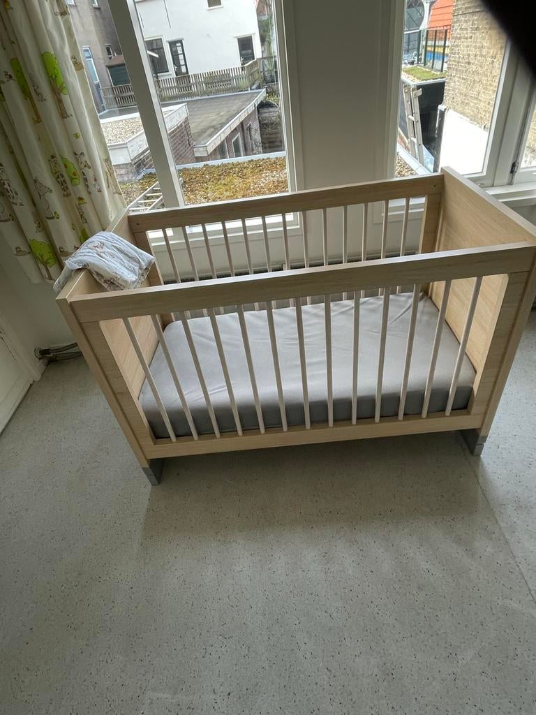 Mooi houten kinderbedje met matras en dekbed, Ophalen, 190 cm of minder, Hout, Verstelbaar