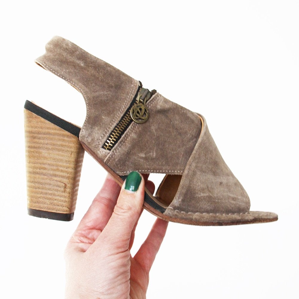 Zeer Mooie Suede Atelier Do Sapato Hakken s16 (Maat41) €60,-, Kleding | Dames, Bruin, Overige typen, Ophalen of Verzenden, Zo goed als nieuw