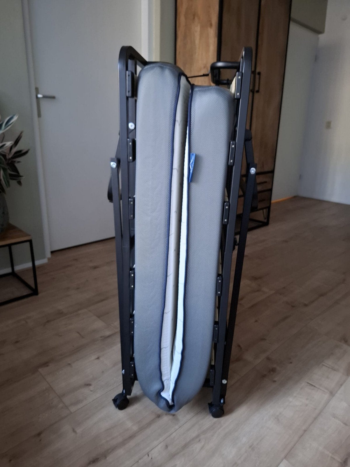 Opvouwbaar logeerbed met matras, Ophalen, 90 cm, Eenpersoons, Zwart