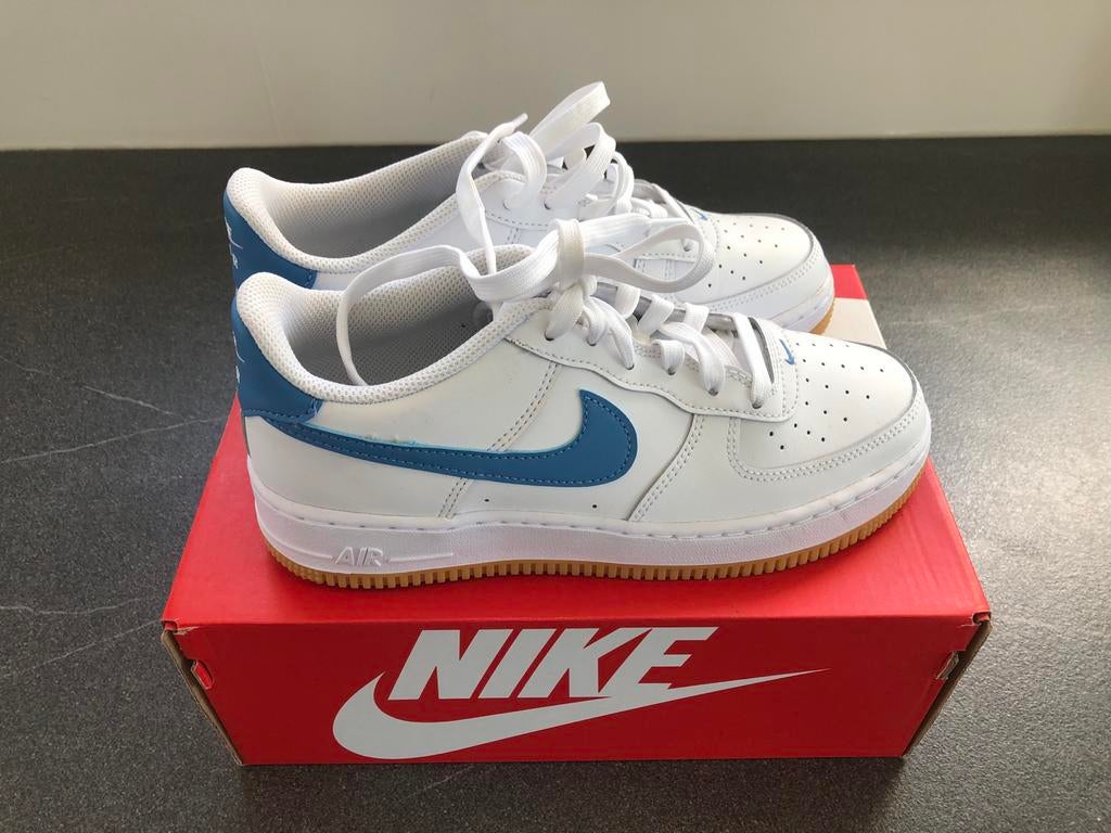 Nieuwe Nike Air Force 1 sneakers - Wit/Blauw - Maat 38.5, Wit, Nieuw, Ophalen of Verzenden, Sneakers of Gympen