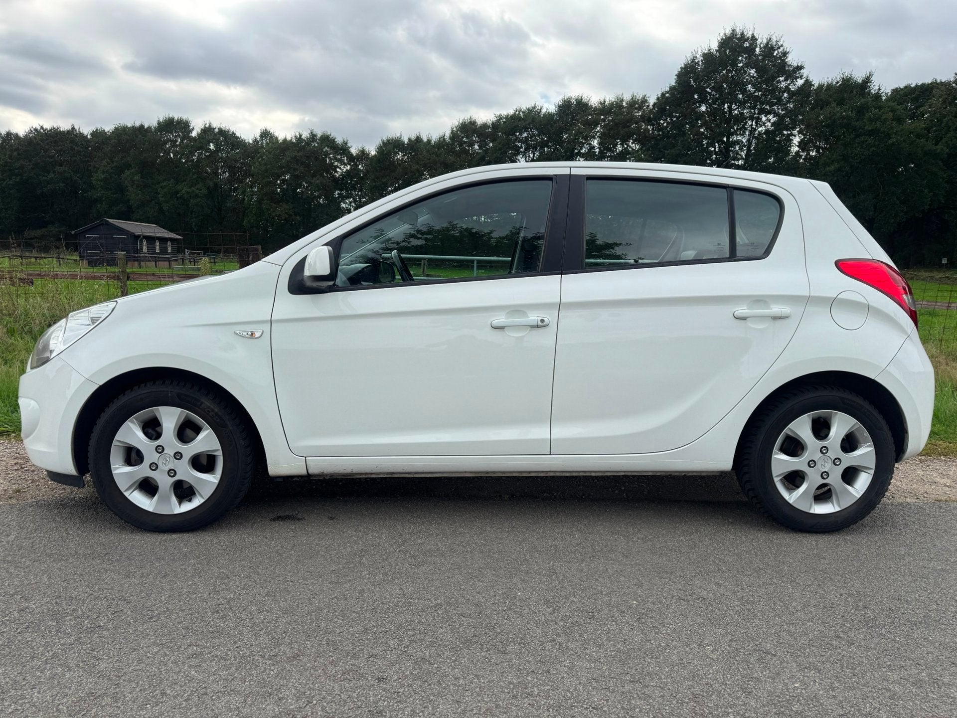 Hyundai I20 1.6i i-Catcher DEALER onderhouden|airco|leder, Auto's, 450 kg, 4 cilinders, Leder en Stof, Wit